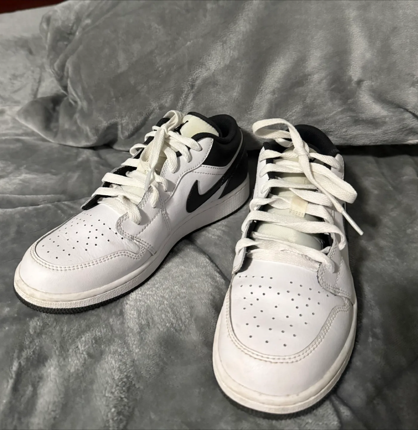 Jordan 1 Low White Black Sneakers - Size US 6Y image indicator(6)