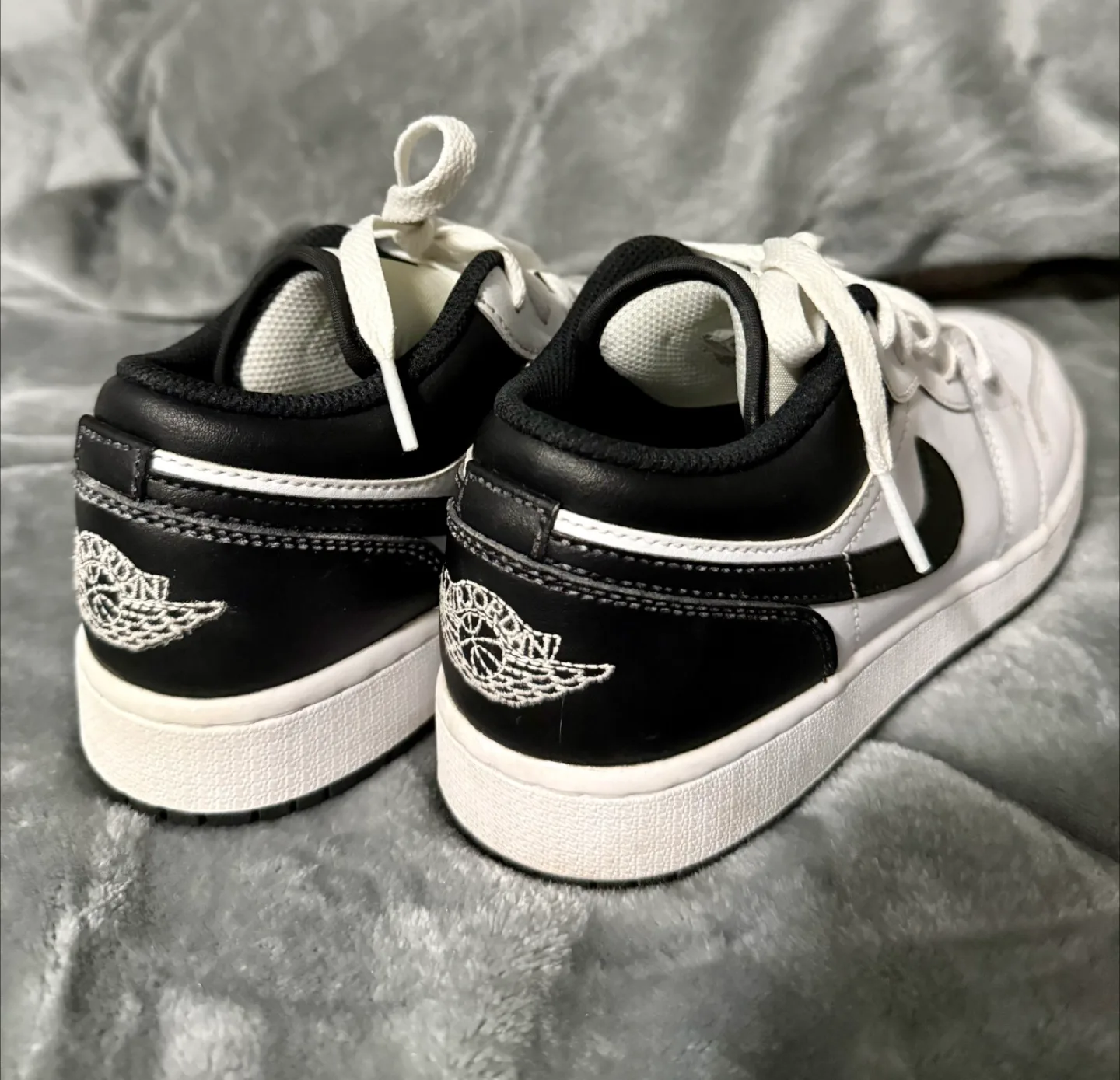 Jordan 1 Low White Black Sneakers - Size US 6Y image indicator(4)