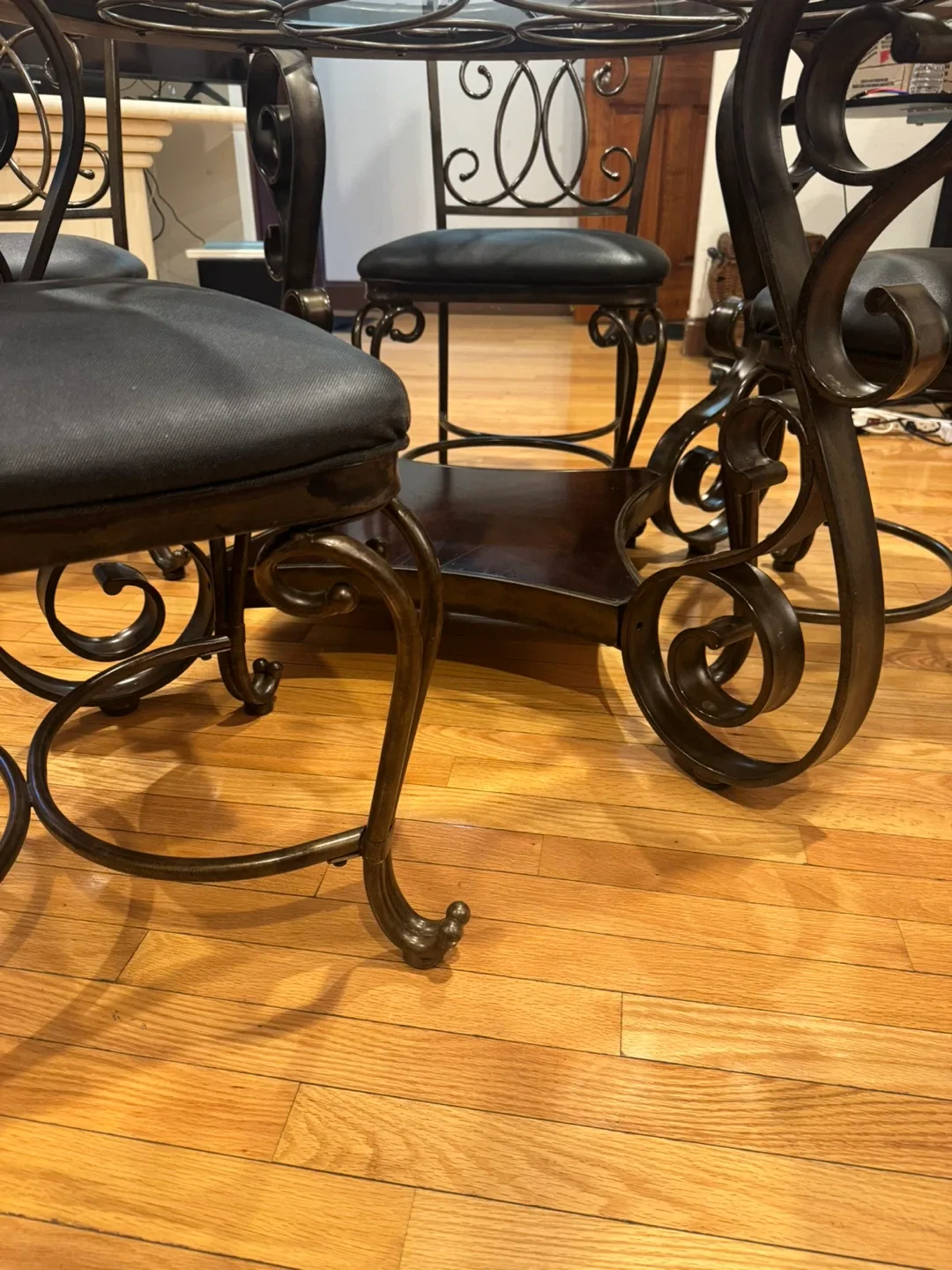 Round Glass Top Dining Table with 4 Chairs image indicator(6)