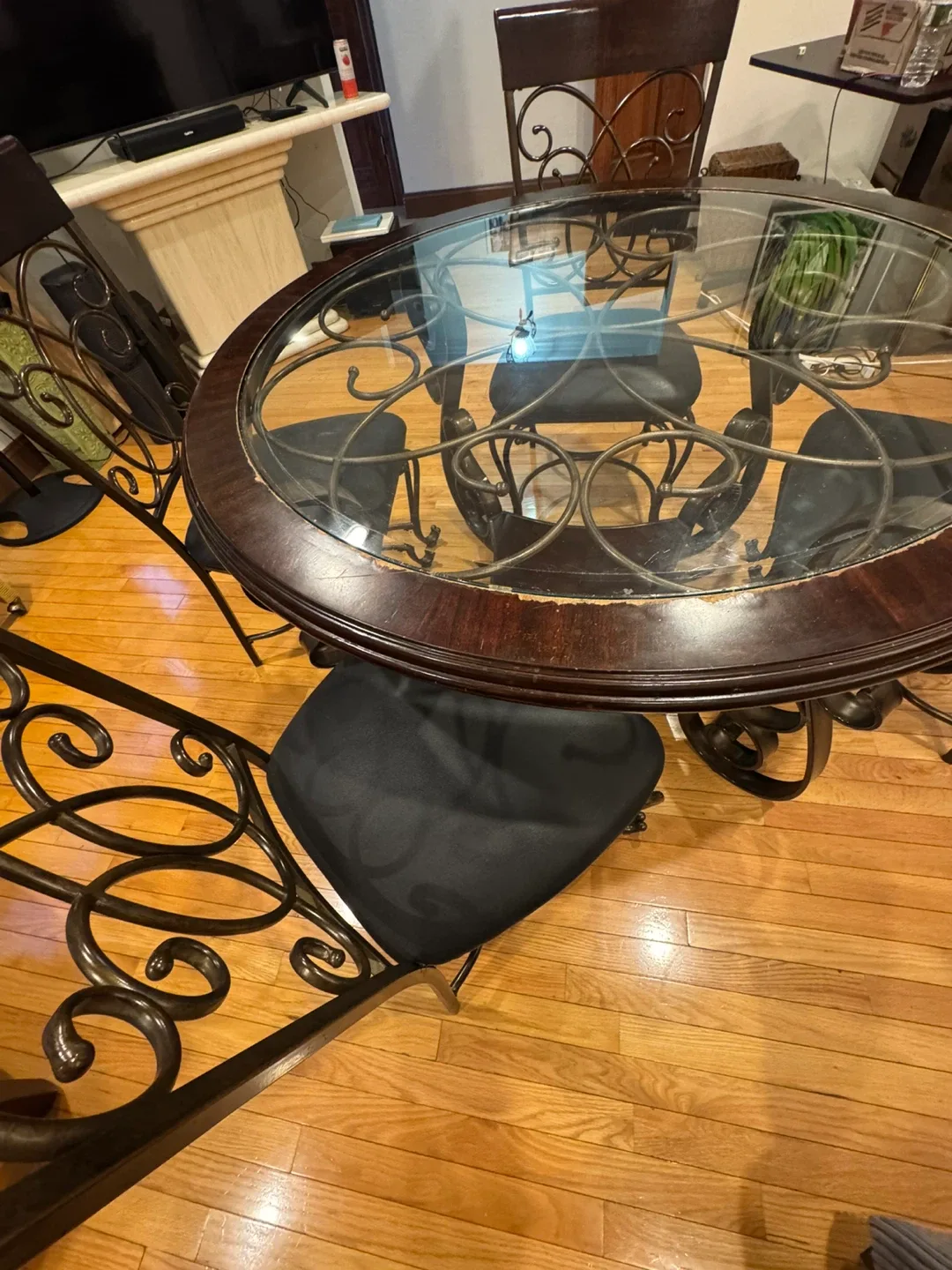 Round Glass Top Dining Table with 4 Chairs image indicator(7)