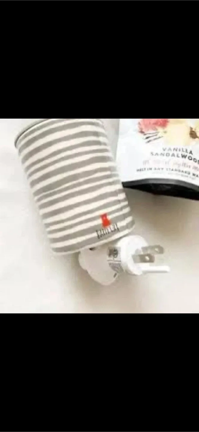 Happy Wax Outlet Plug-In Wax Warmer + Melts image indicator(2)