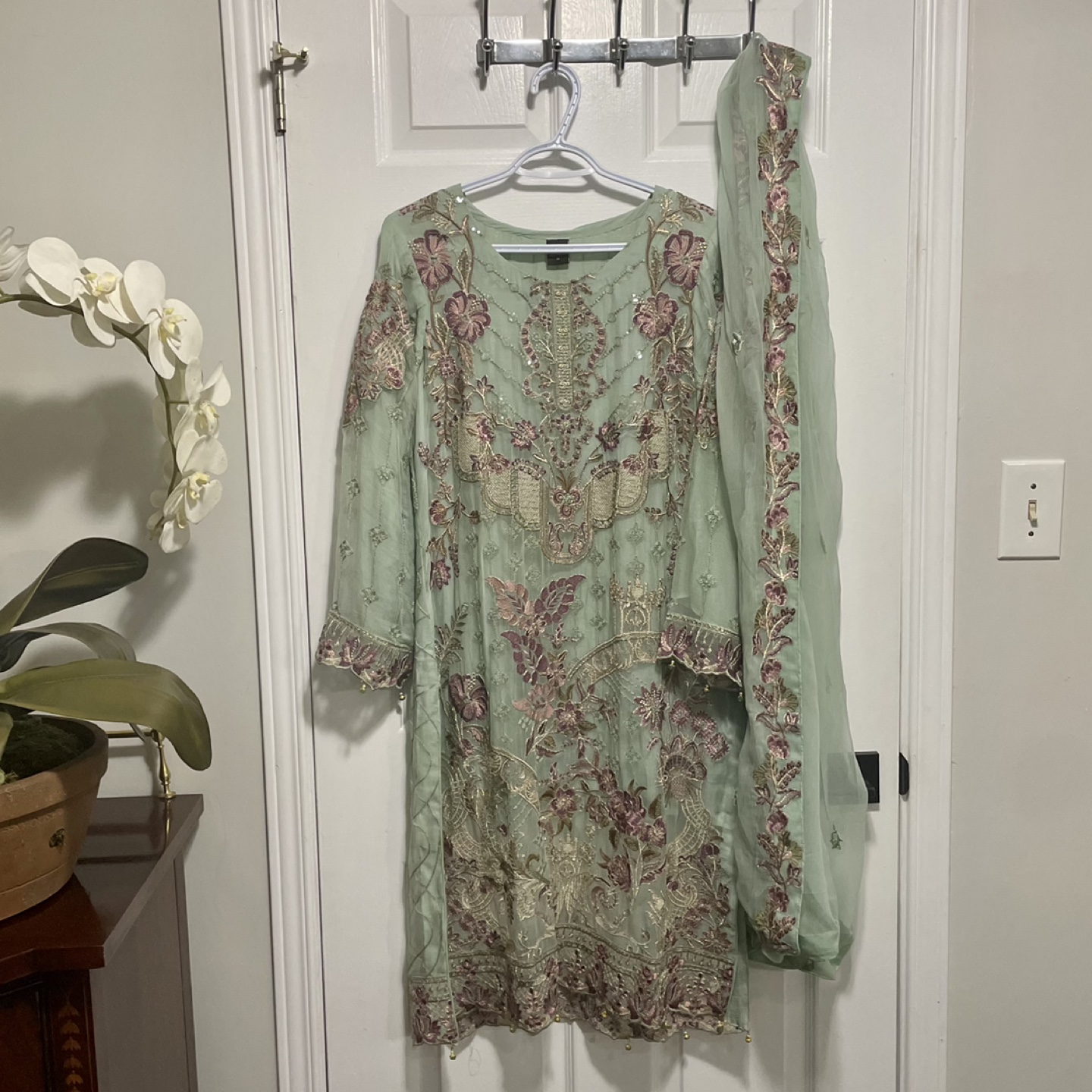 Embroidered Traditional Three Piece Suit - photo 2