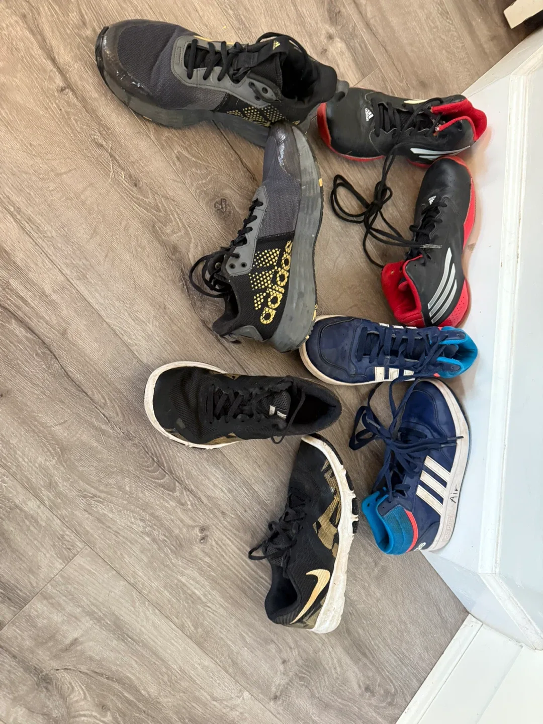 Mixed Lot of Used Sneakers - Various Brands & Sizes image indicator(2)