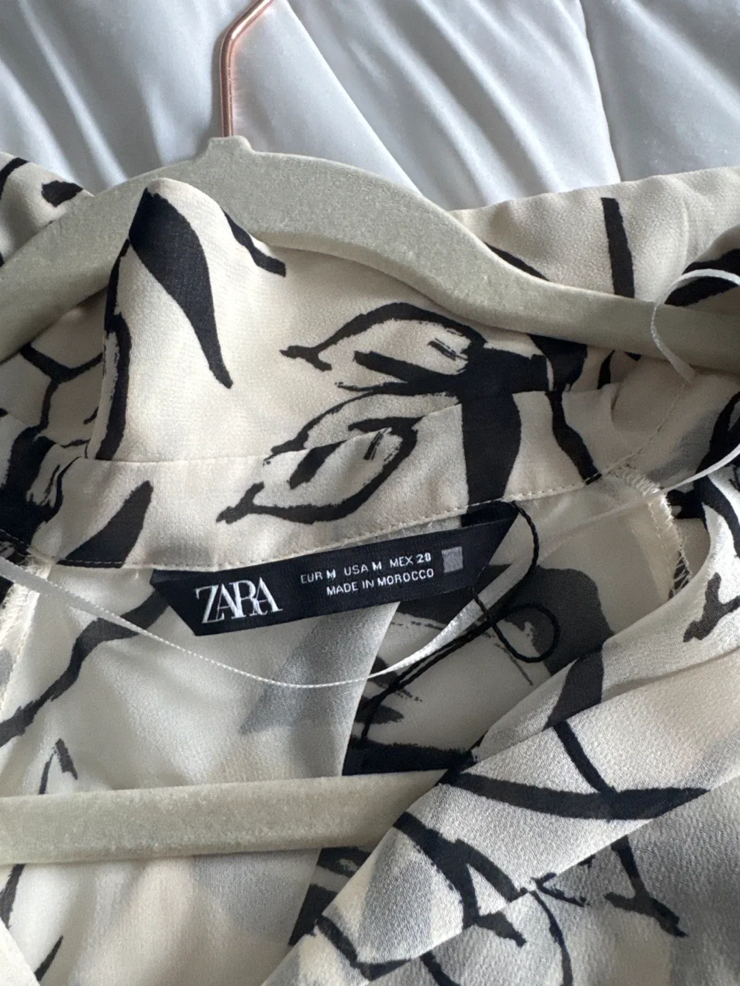 Zara Floral Print Blouse - Size M image indicator(3)