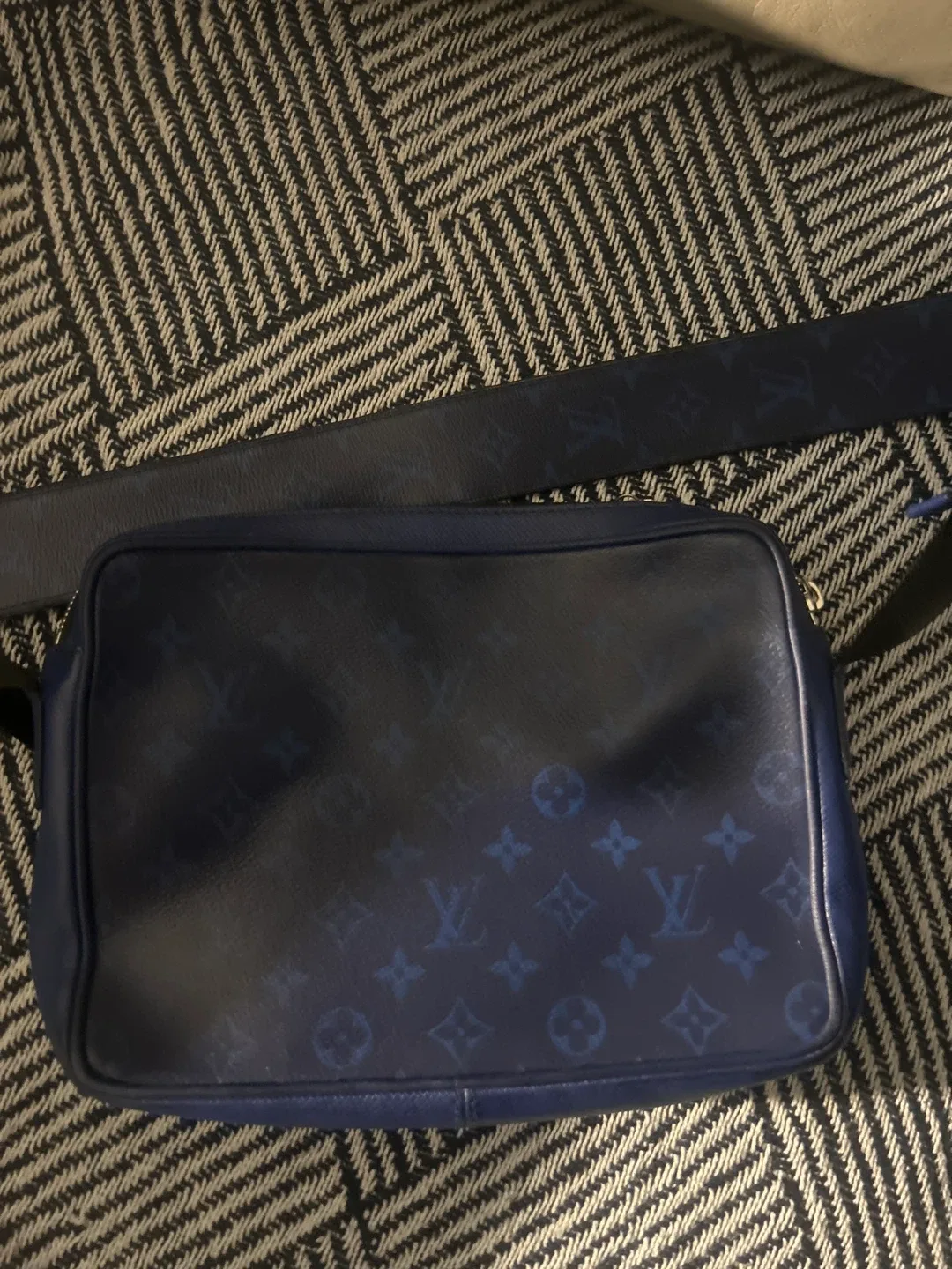 Louis Vuitton Blue Leather Bag image indicator(2)