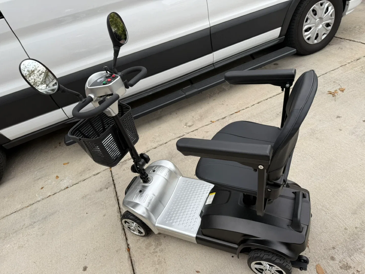 Wooken Mobility Scooter - Silver/Black image indicator(4)