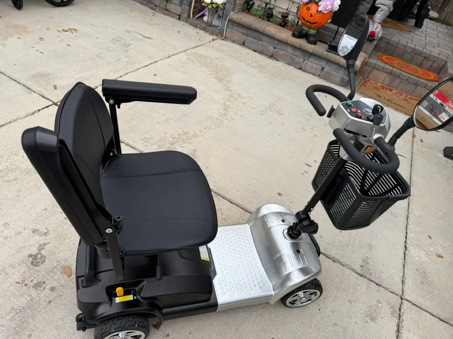 Wooken Mobility Scooter - Silver/Black image indicator(6)