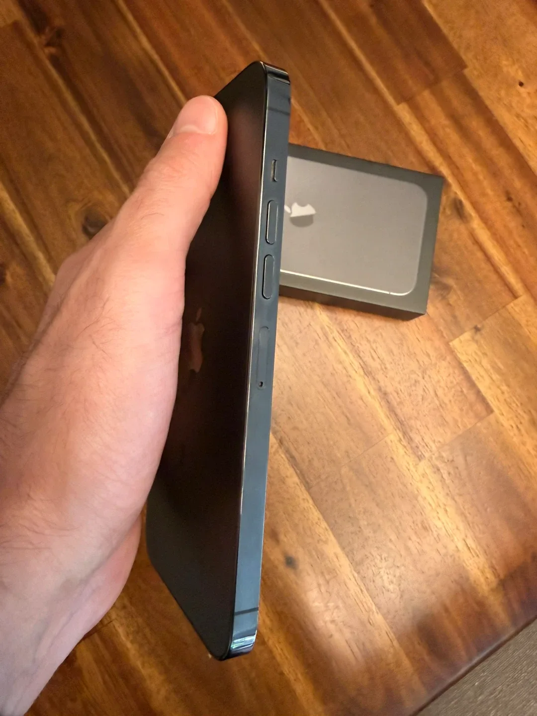 iPhone 13 Pro Max -256 Excellent Condition image indicator(6)