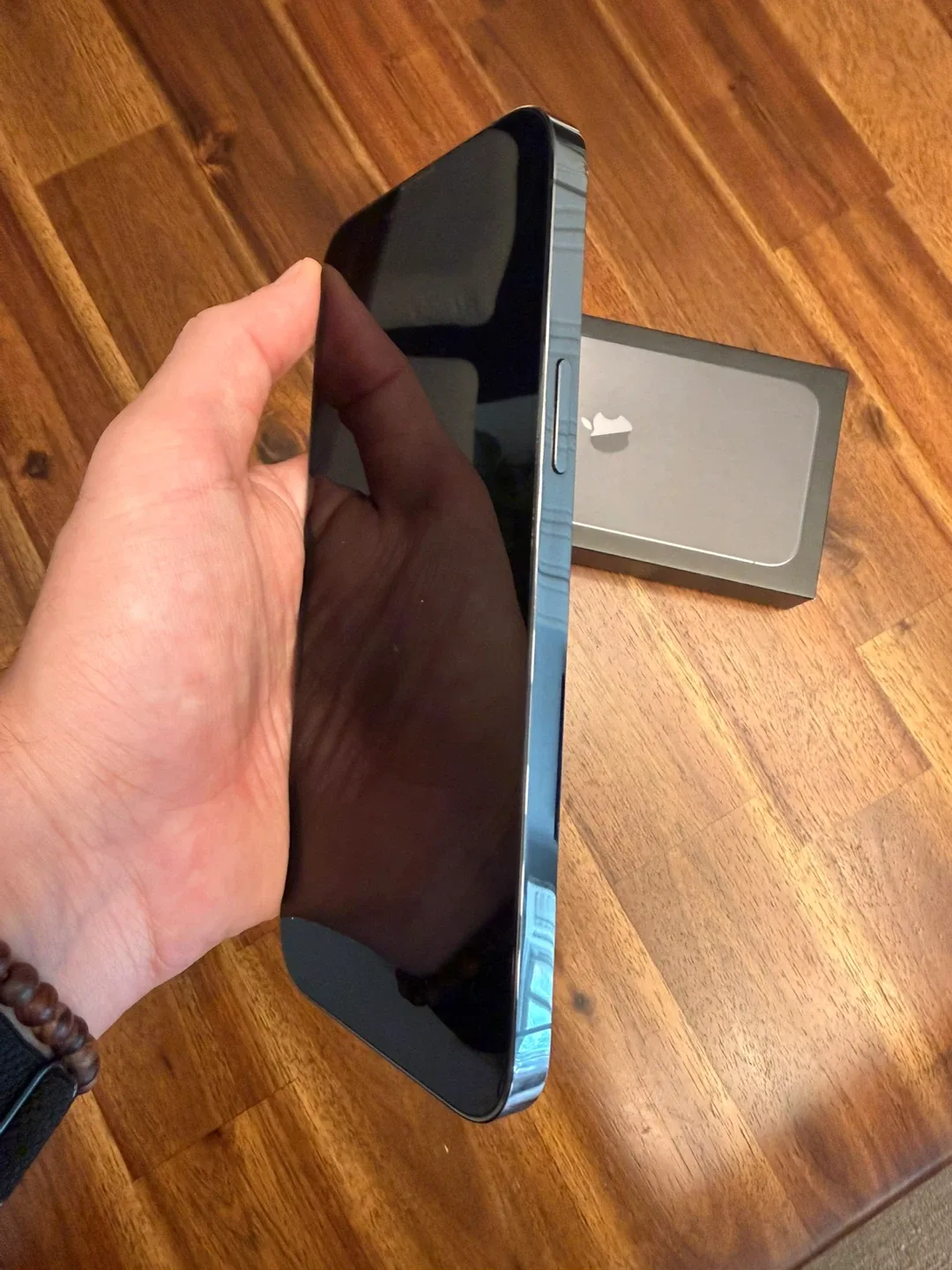 iPhone 13 Pro Max -256 Excellent Condition image indicator(5)