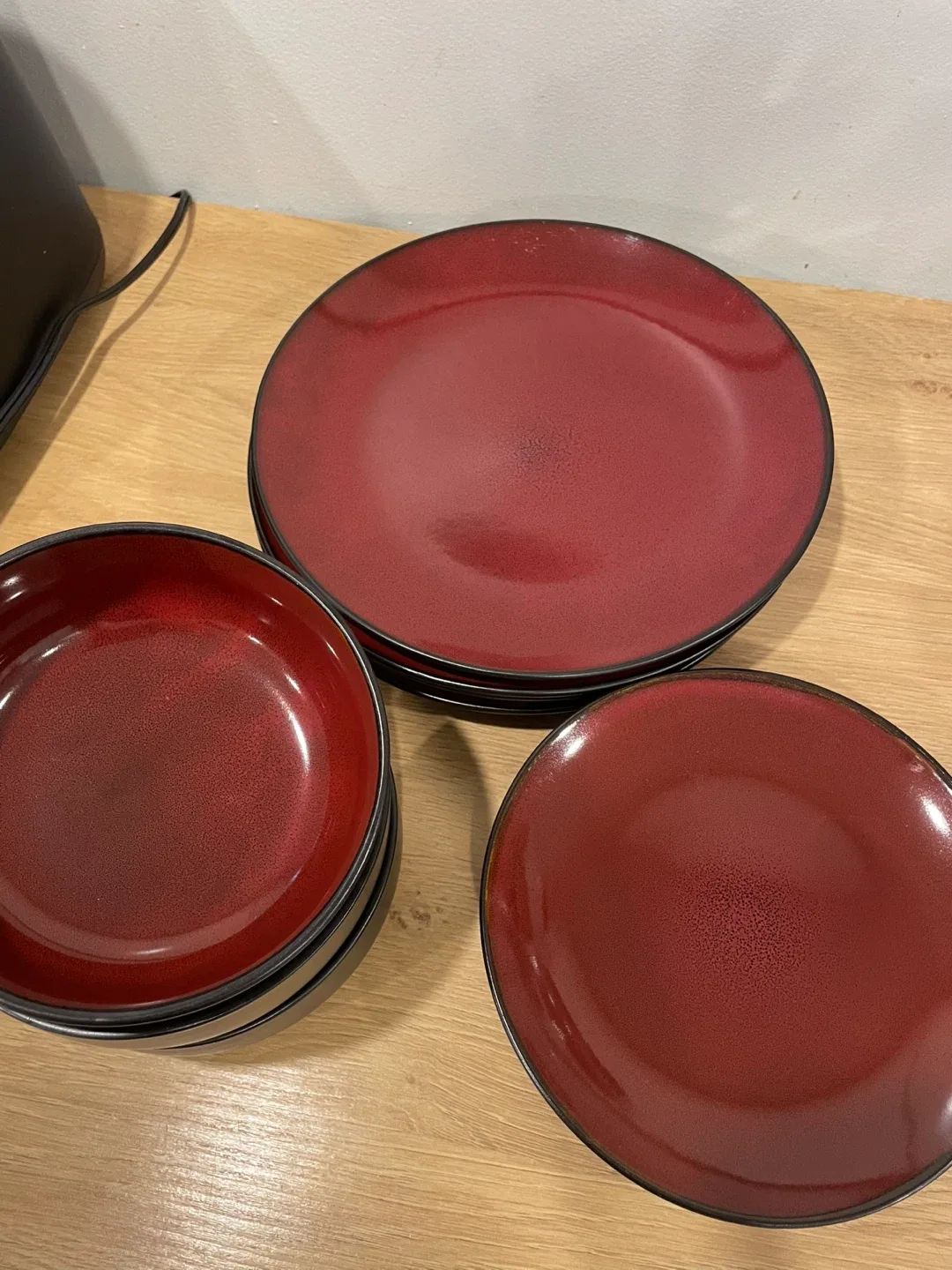 12 pieces Red & Black Dinnerware Set image indicator(3)