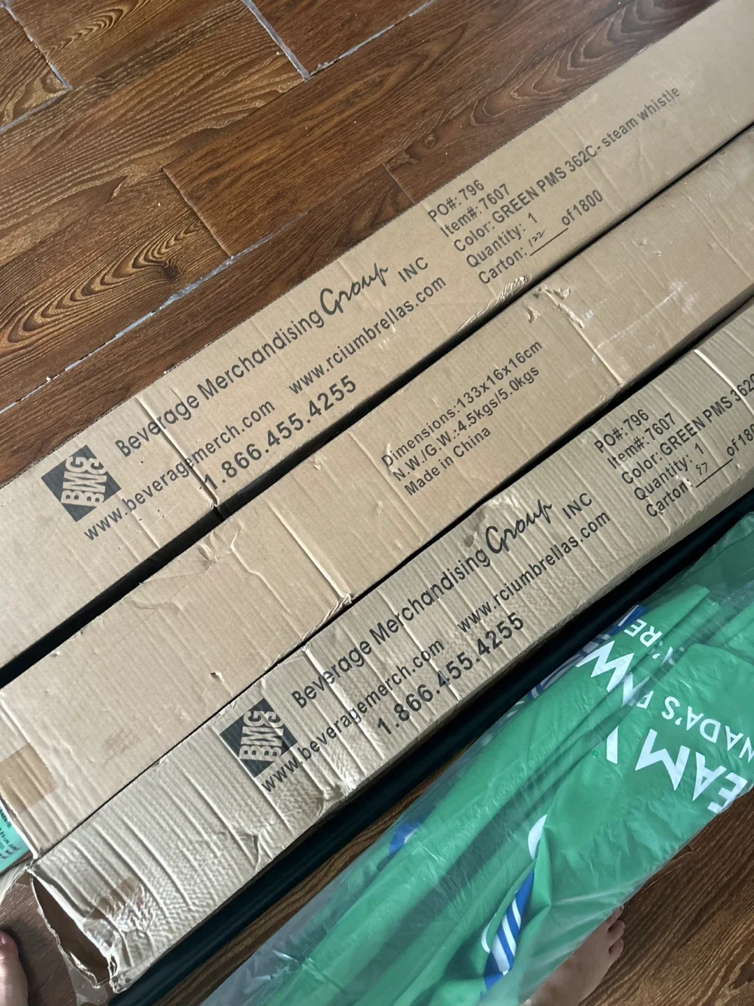 Steam Whistle Patio Umbrella - New in Box! image indicator(3)