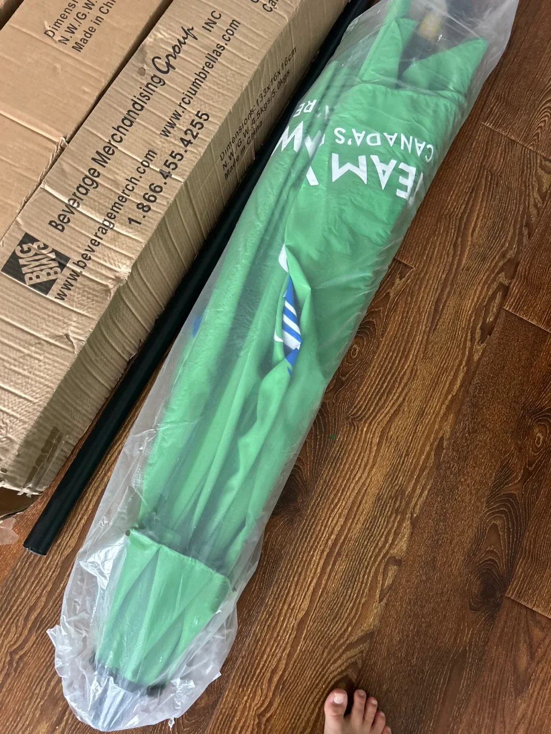 Steam Whistle Patio Umbrella - New in Box! image indicator(2)