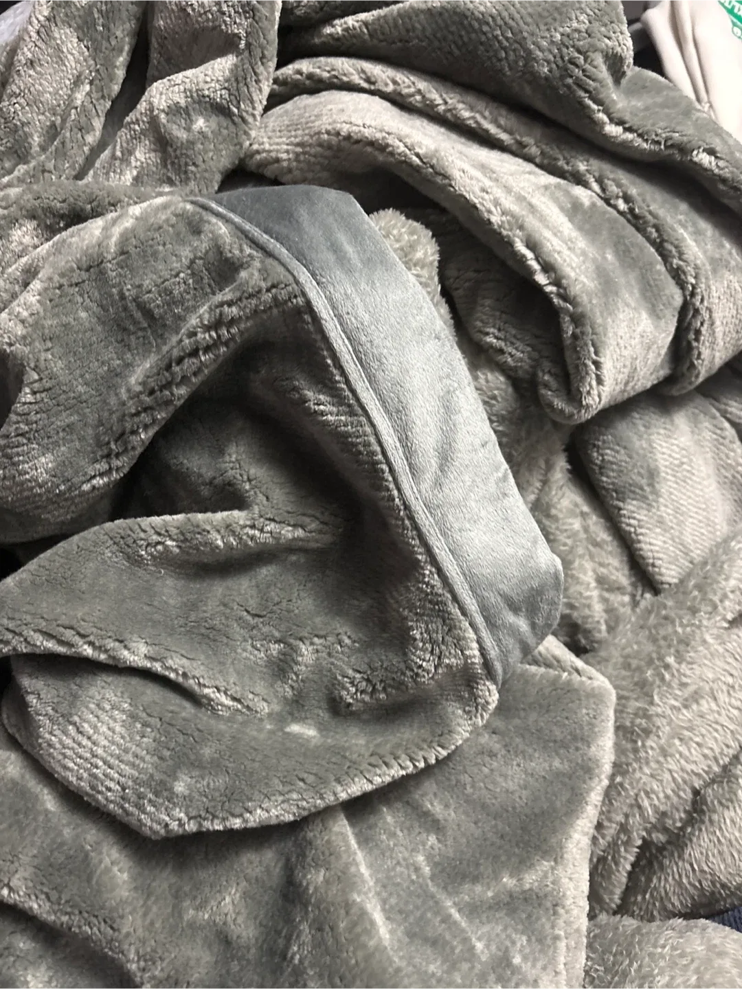 NWOT Kirkland Signature Plush Blanket - Queen Size thumbnail