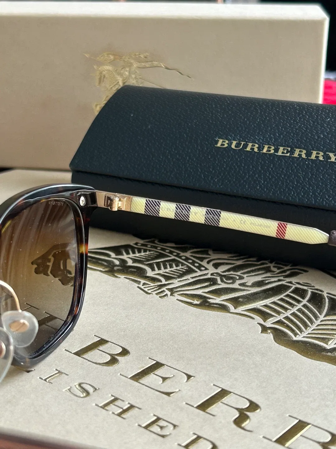 Brown Burberry sunglasses image indicator(3)