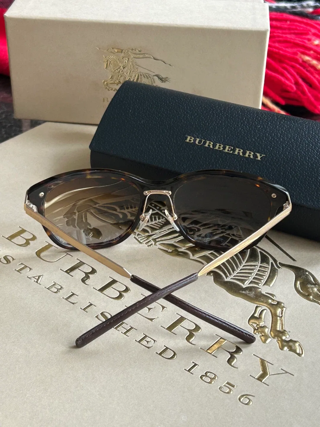Brown Burberry sunglasses image indicator(2)
