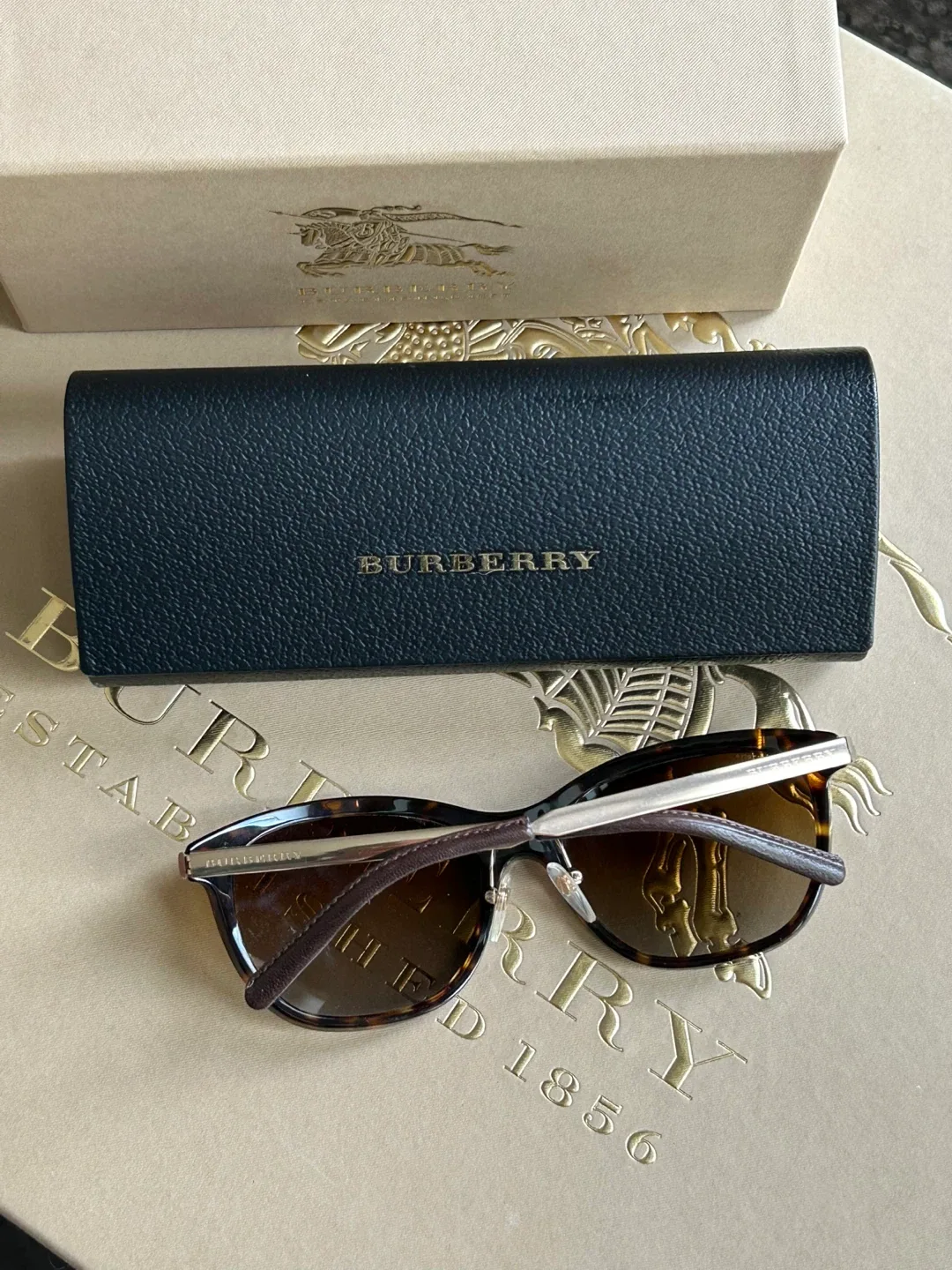 Brown Burberry sunglasses image indicator(5)