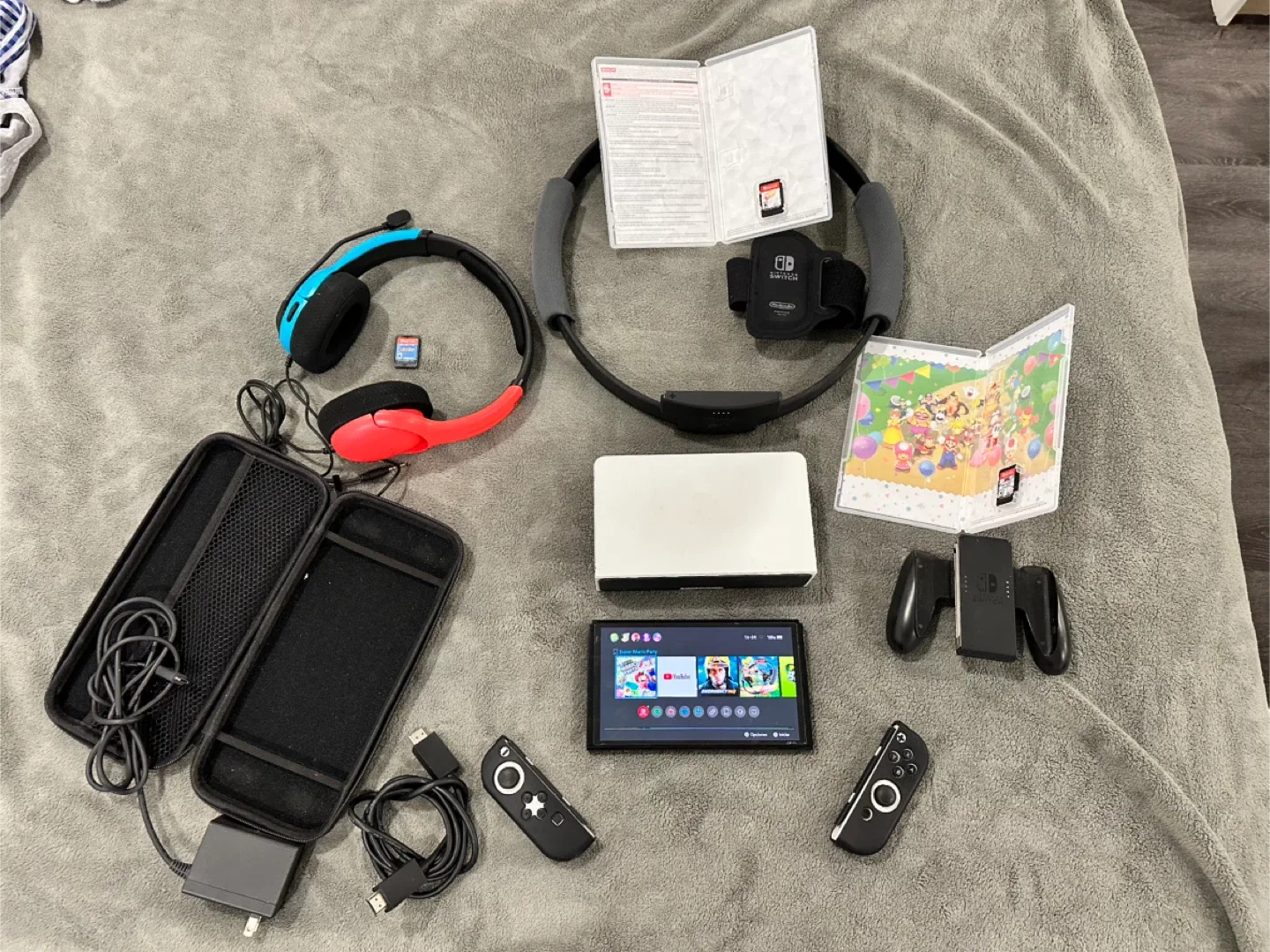 Nintendo Switch OLED Bundle! image indicator(3)