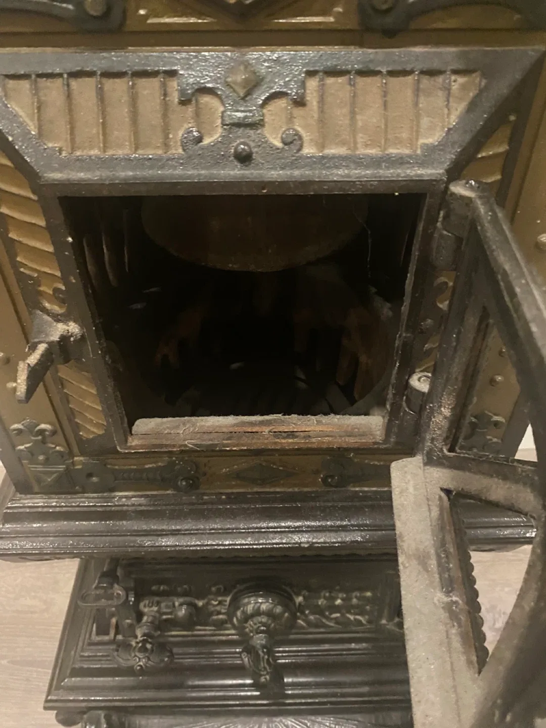 Antique Cast Iron Stove image indicator(3)