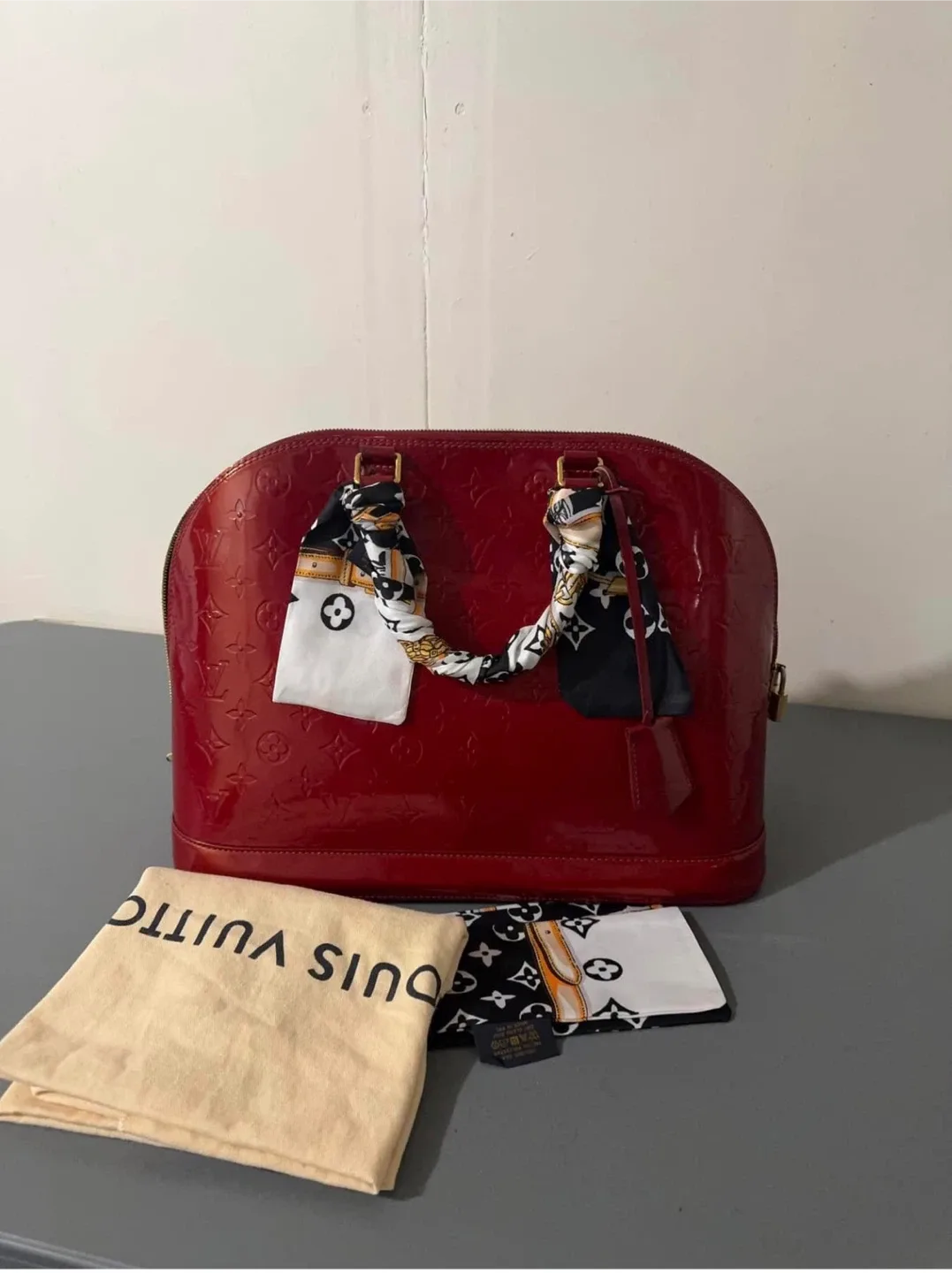 Louis Vuitton Alma GM Vernis Red image indicator(2)