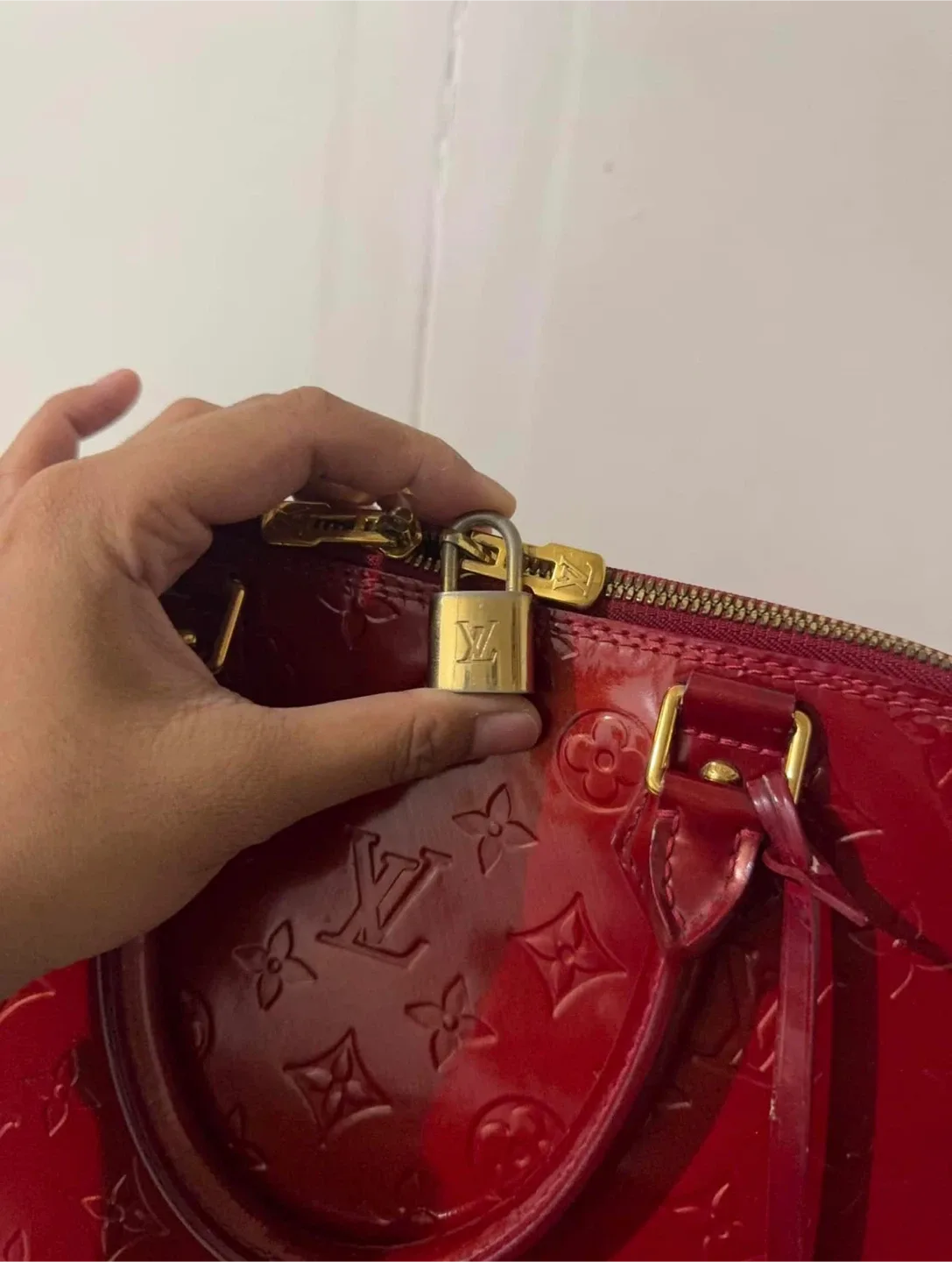Louis Vuitton Alma GM Vernis Red image indicator(7)