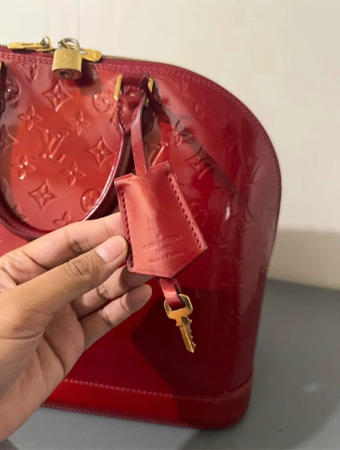 Louis Vuitton Alma GM Vernis Red image indicator(8)