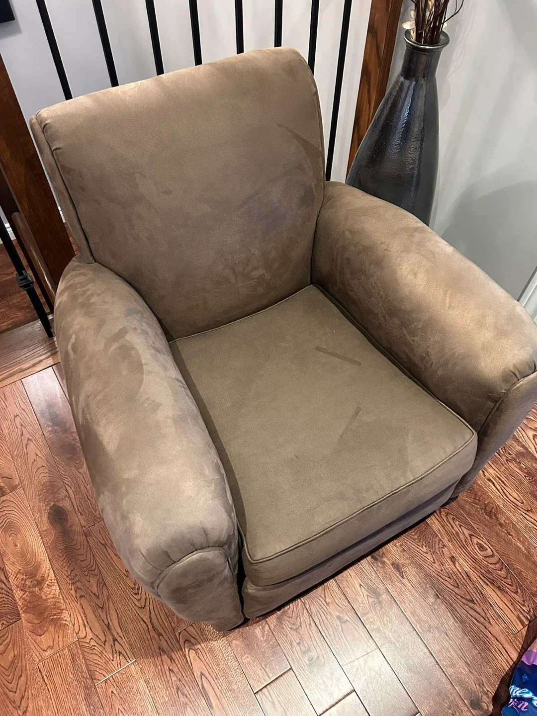 Comfortable Brown Armchair, image indicator(2)