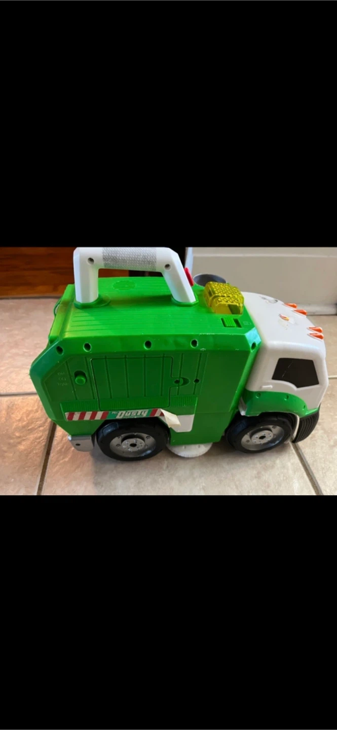 2 trucks toys - photo 3