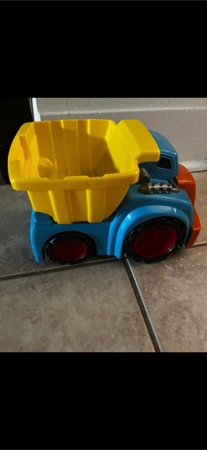 2 trucks toys - photo 2