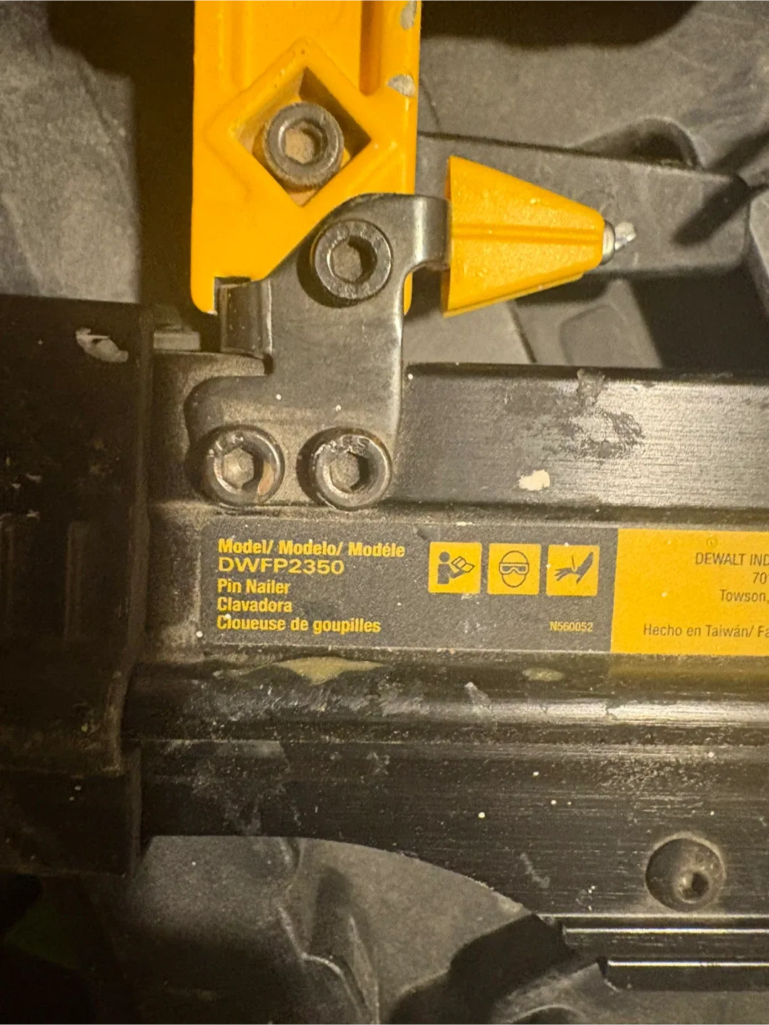 DeWalt DWFP2350K 23GA Pin Nailer Kit image indicator(2)