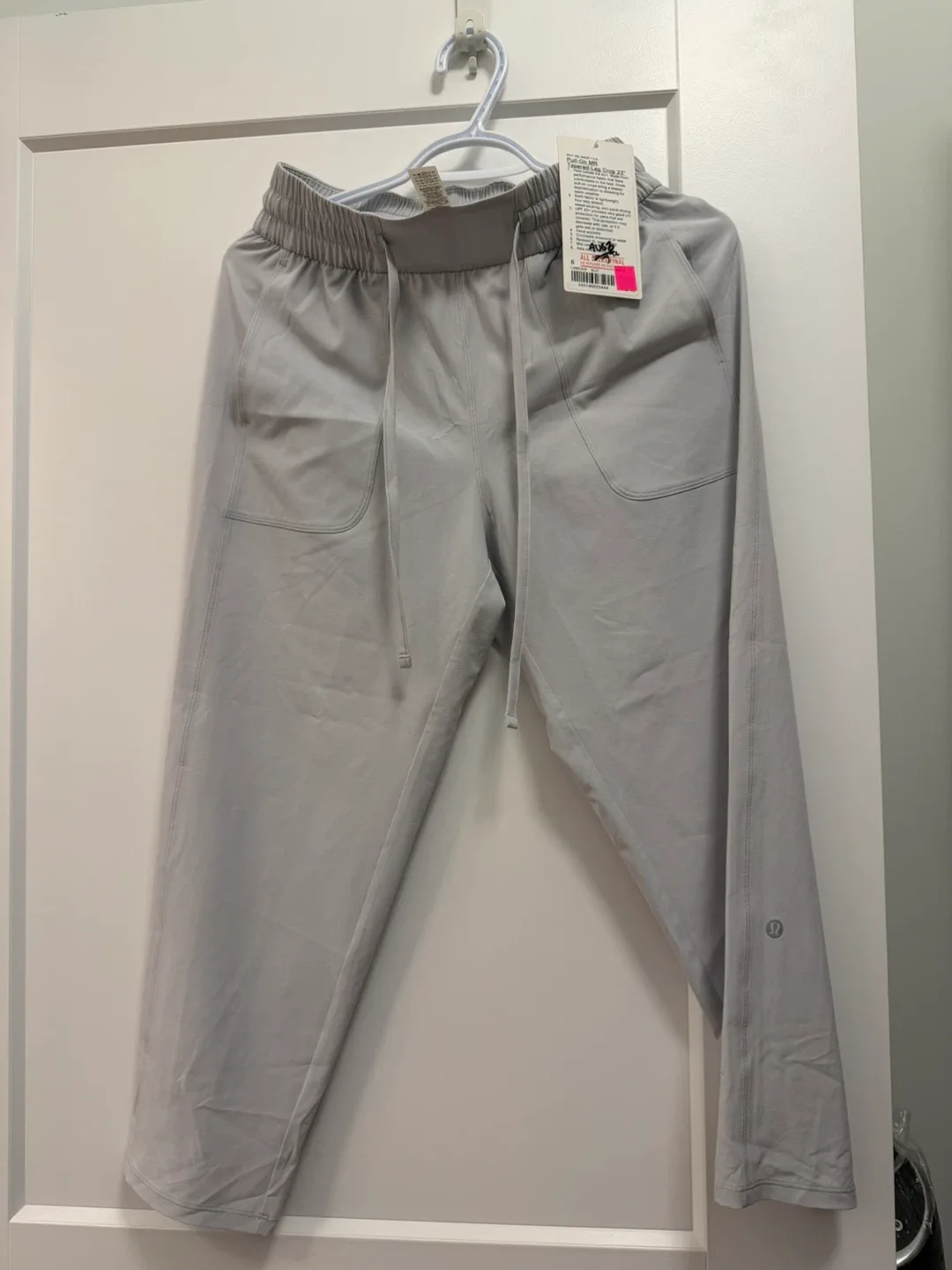 Lululemon Pull-On MR Tapered-Leg Crop 23" - Size 6 image indicator(3)