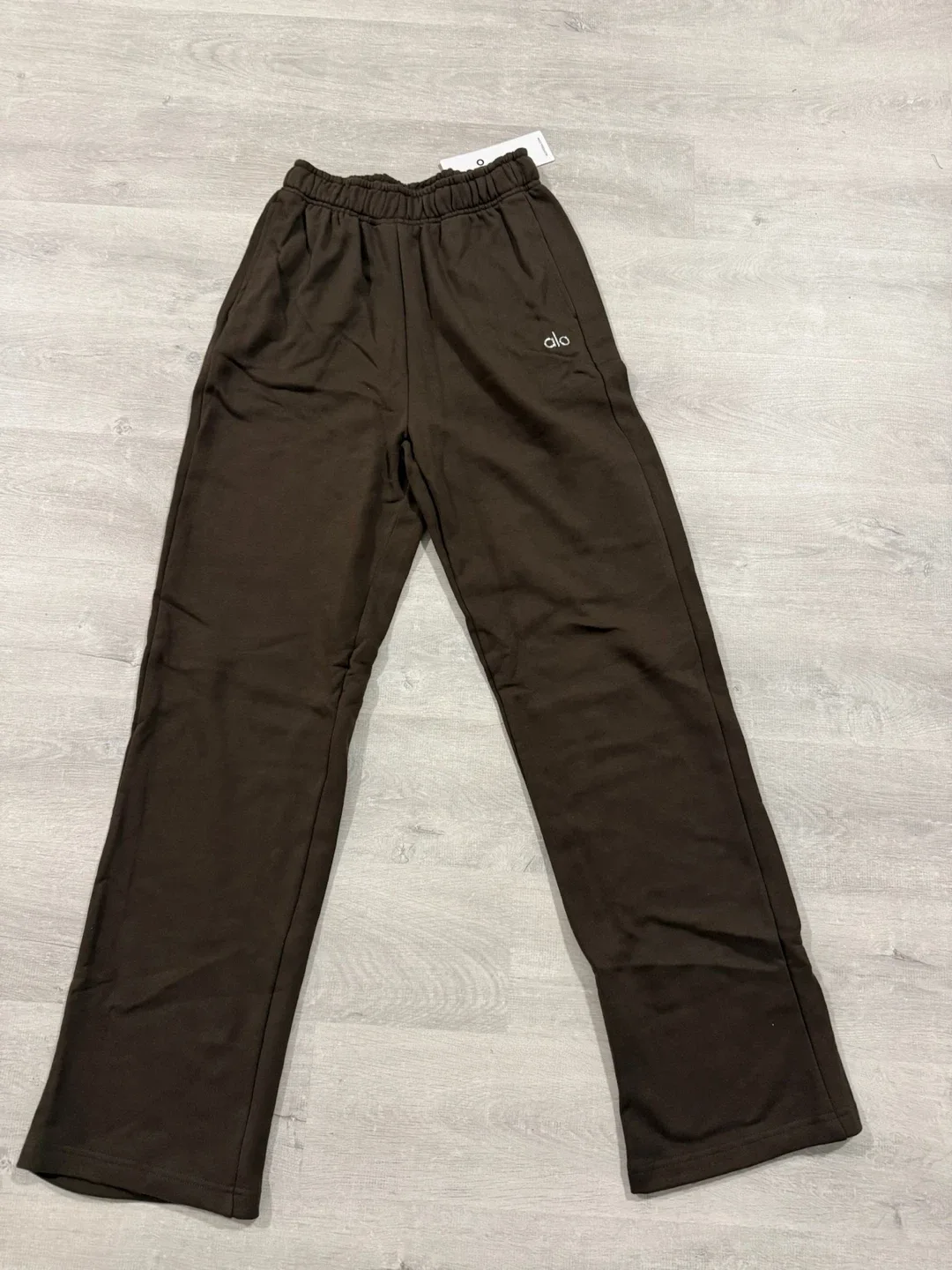 ALO Accolade Crewneck & Straight Pants Set - Espresso image indicator(3)