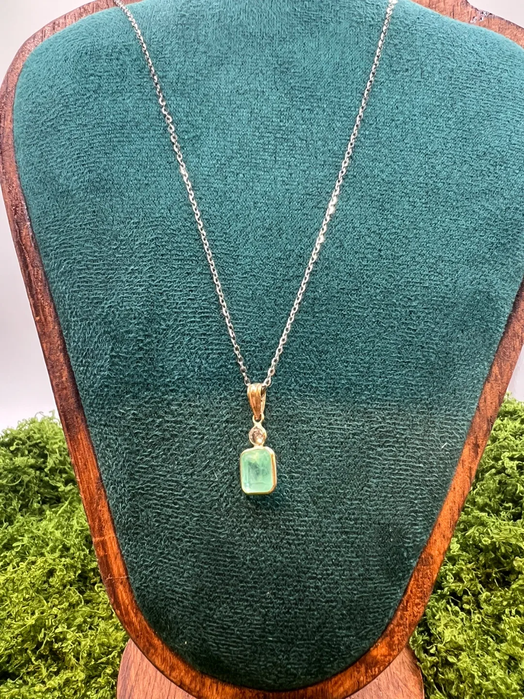 Emerald Pendant Necklace thumbnail