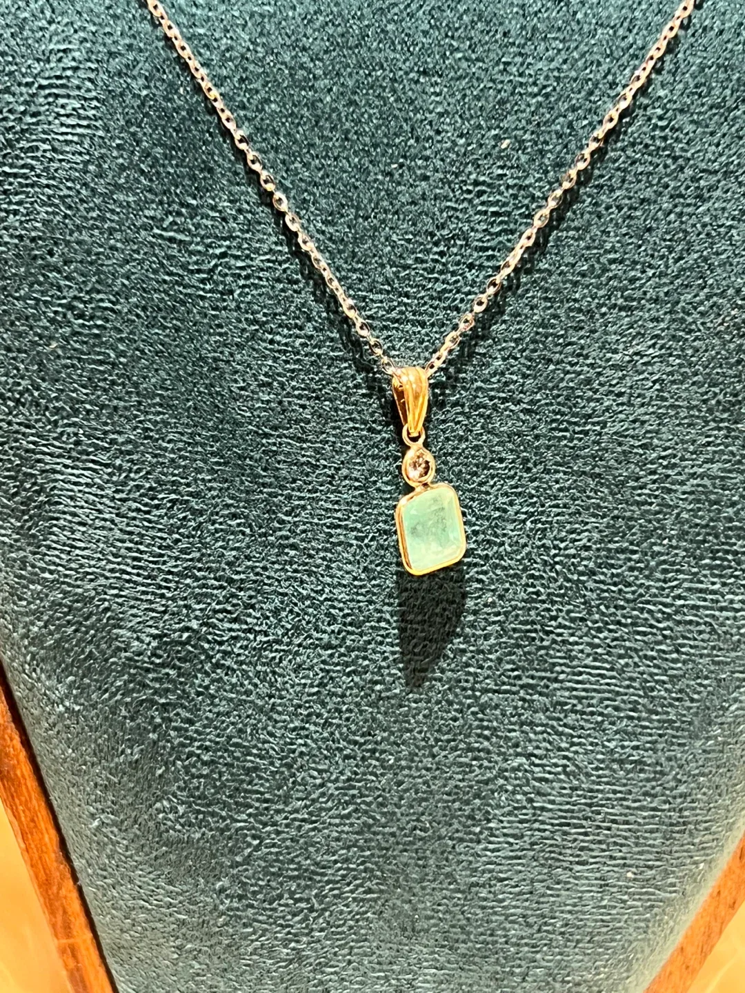 Emerald Pendant Necklace image indicator(2)