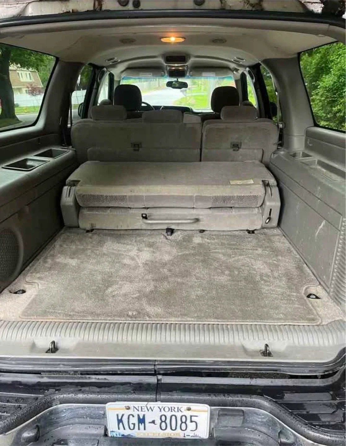 Chevrolet Suburban SUV image indicator(3)