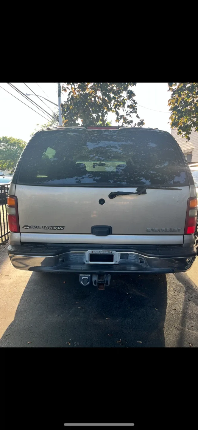 Chevrolet Suburban SUV image indicator(6)