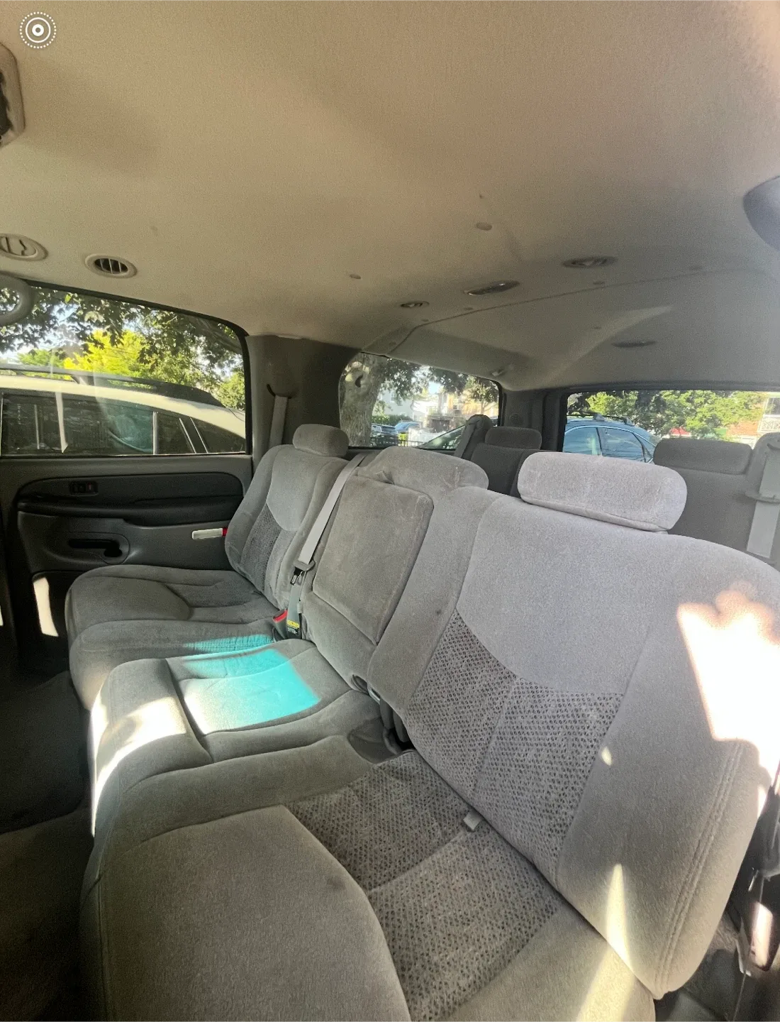 Chevrolet Suburban SUV image indicator(4)