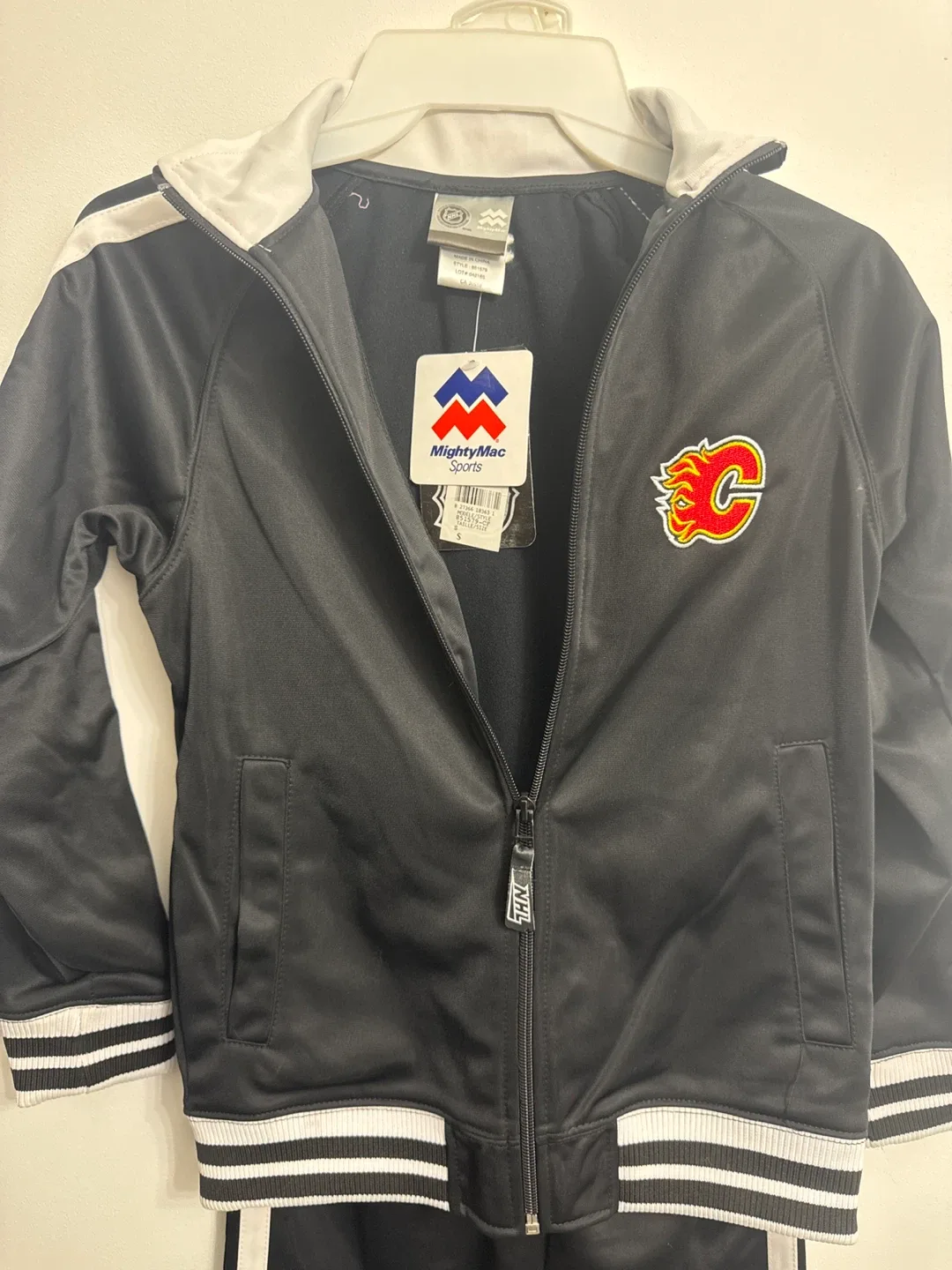 Mighty Mac Calgary Flames Tracksuit - Size 5 image indicator(2)