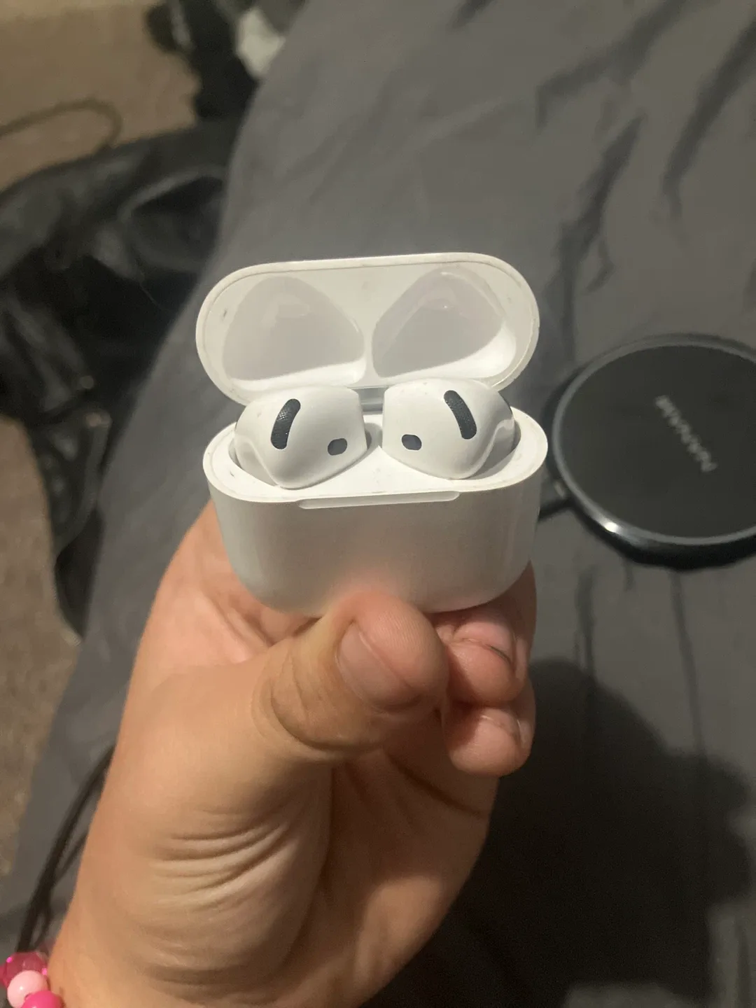 AirPods 4th gen with active noise cancelling image indicator(4)