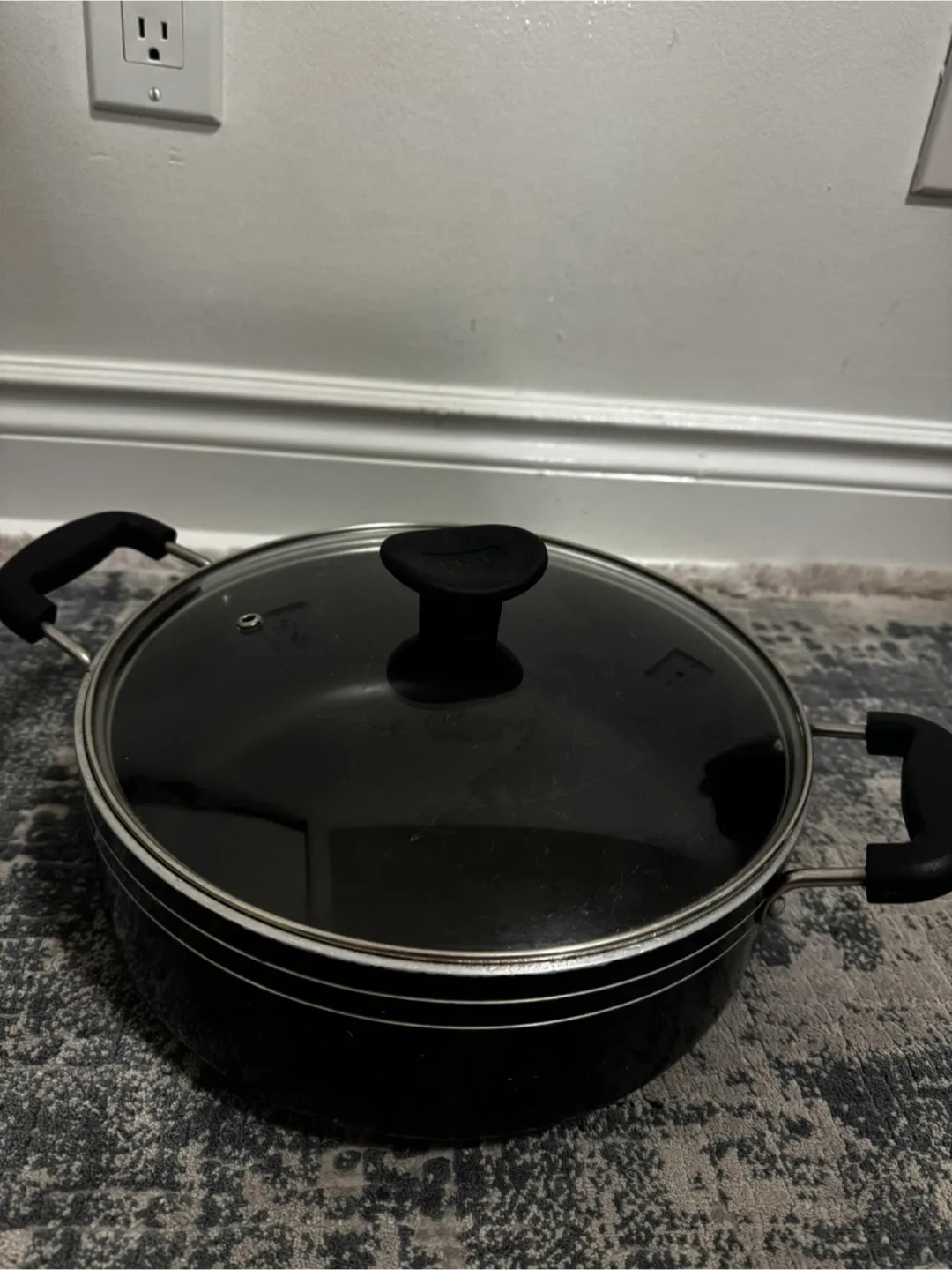 Black Stock pan with Lid image indicator(2)