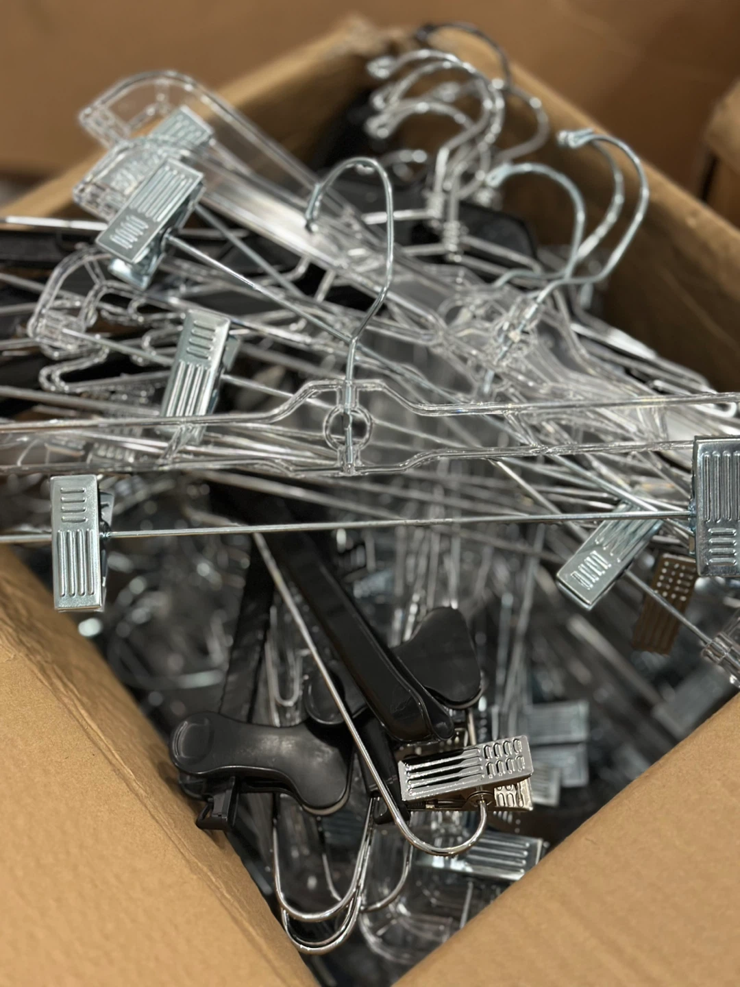 2000 Clothing Hangers - Clear & Black mixed
