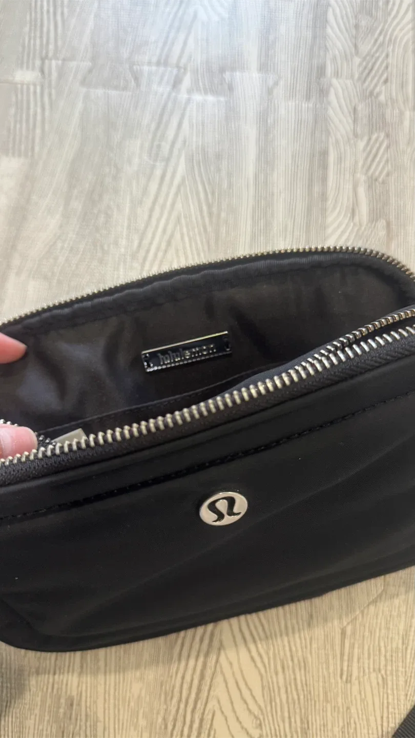 Lululemon Black Everywhere Belt Bag image indicator(4)