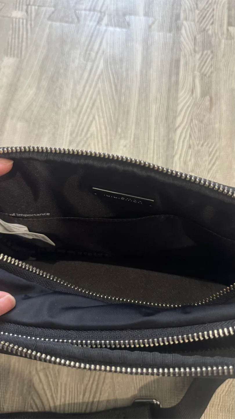 Lululemon Black Everywhere Belt Bag image indicator(5)