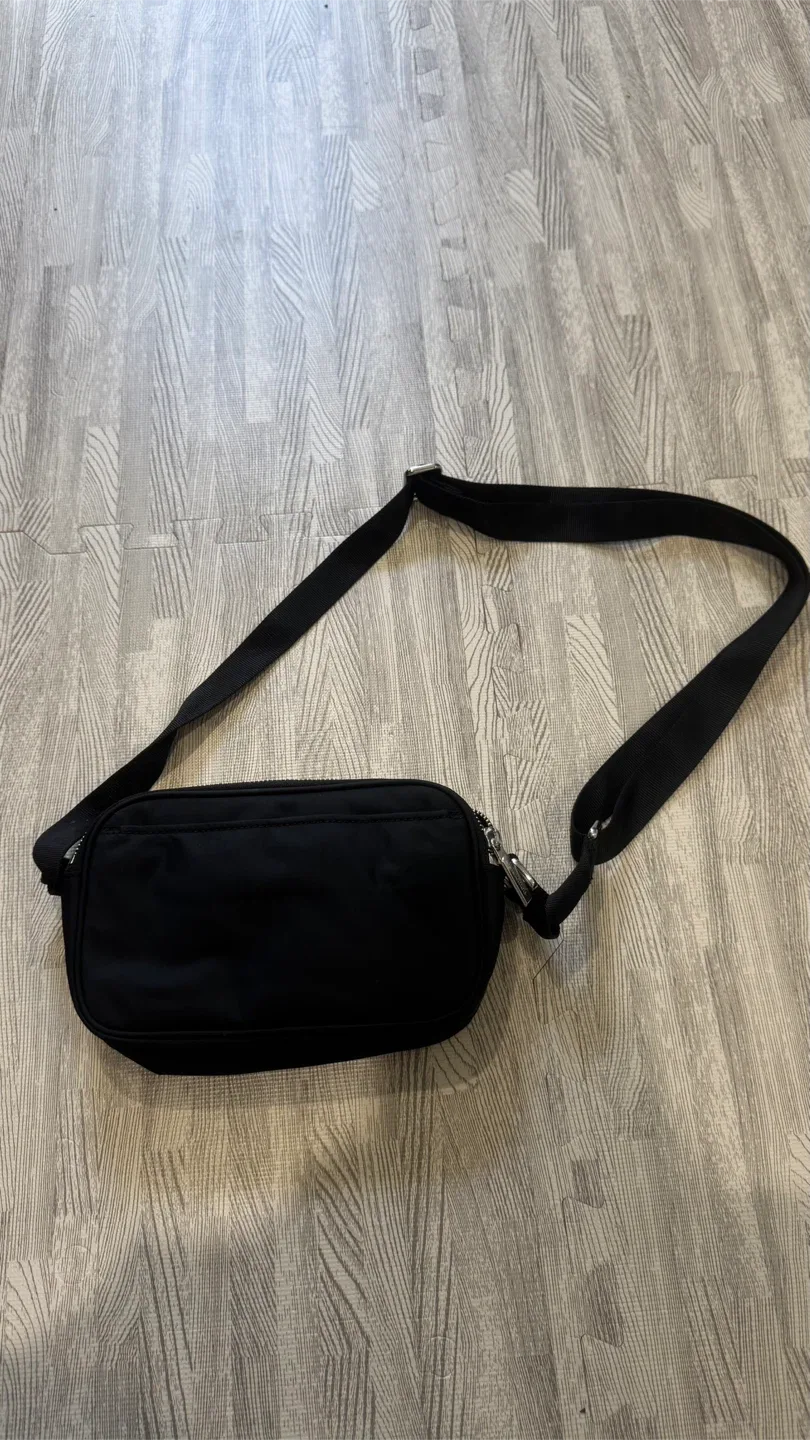 Lululemon Black Everywhere Belt Bag image indicator(2)