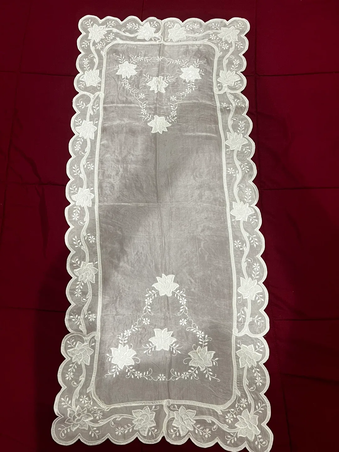 White Floral Table Runner image indicator(2)
