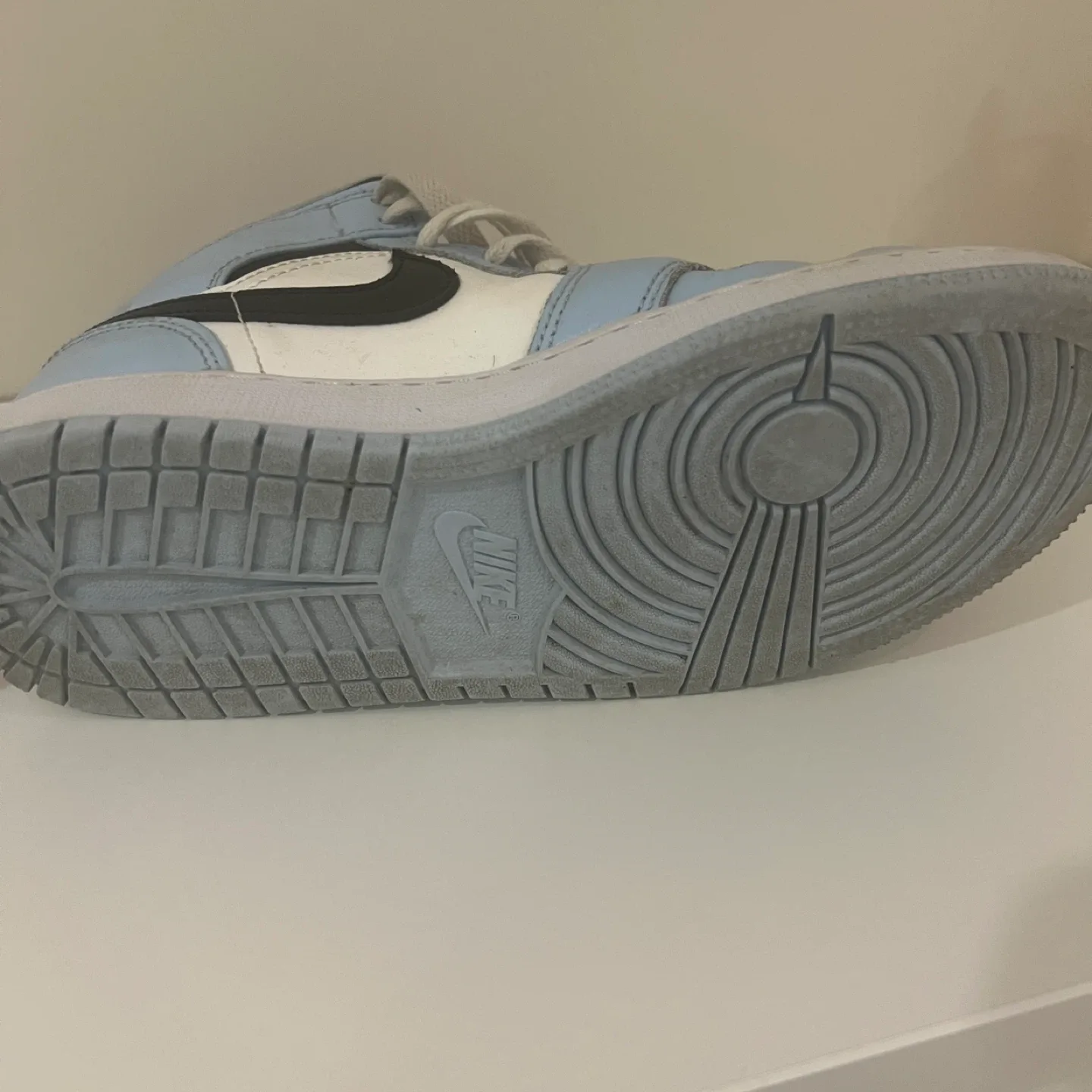 Air Jordan 1 Mid (GS) Ice Blue Size 5Y image indicator(3)