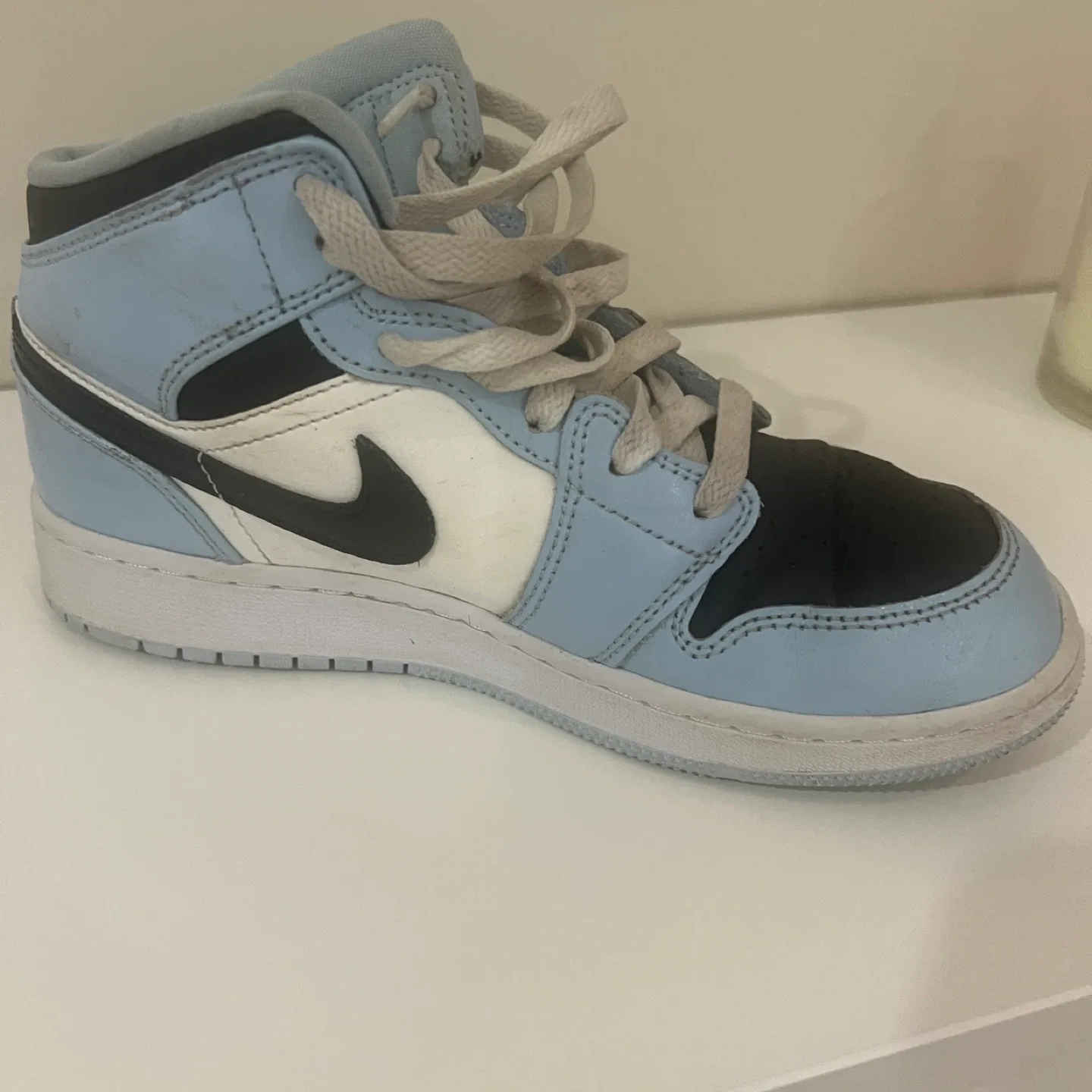 Air Jordan 1 Mid (GS) Ice Blue Size 5Y image indicator(2)