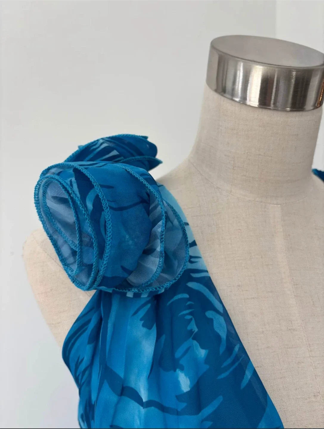 V neck printed maxi dress size L image indicator(3)