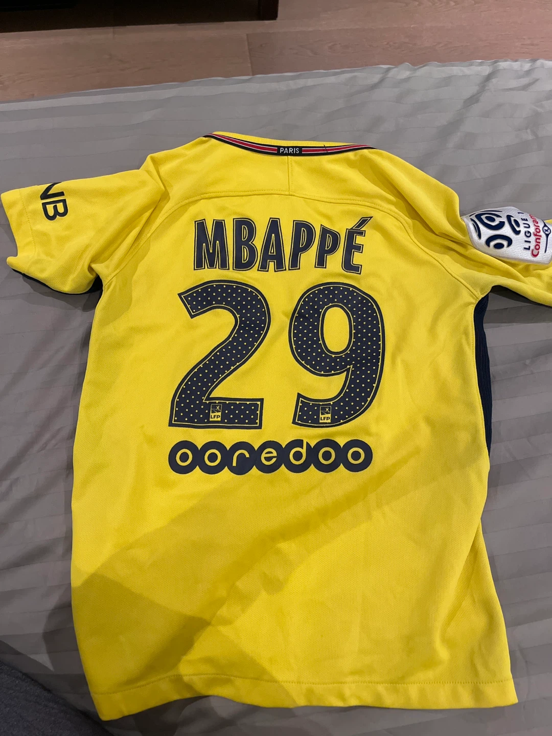 Boys size Medium Nike Paris Saint-Germain Mbappe #29 Jersey - photo 2