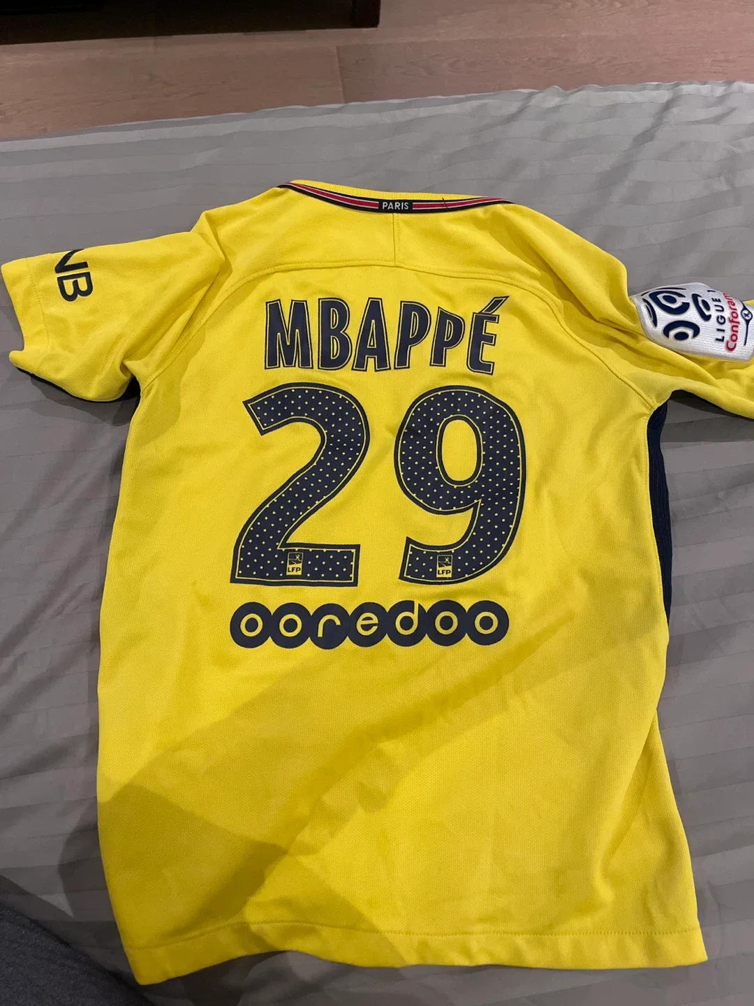Boys size Medium Nike Paris Saint-Germain Mbappe #29 Jersey image indicator(2)