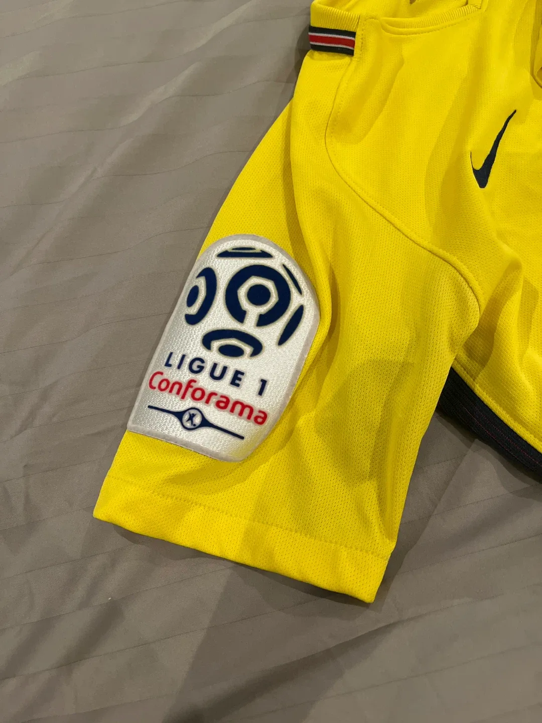 Boys size Medium Nike Paris Saint-Germain Mbappe #29 Jersey image indicator(3)